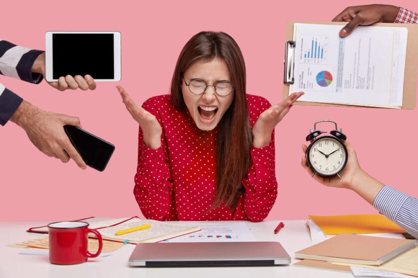 Devemos ficar atentos aos sinais referentes a Síndrome de Burnout e procurar apoio de um profissional se acharem necessário. Foto de WayHomeStudio na Freepik