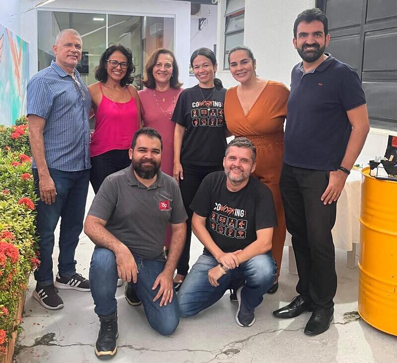 No registro vemos Antônio Carlos e Roze Gracia (SóSergipe.com), Emidélia Prado (@emideliaArtes), Viviane Machado (@ViviKendera), Geisa Kaline (@GeisaKaline), Marcel Almeida (@SuaSerraCafes), Iran Lima (DIP) e Carlos Elpidio Prado. Foto: Gabriel Santos (GSaints)