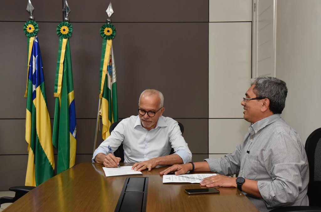 Prefeito Edvaldo Nogueira e o Secretário de Finanças do Municipal Jeferson Passos assinam decreto 7921 que isenta a taxa de abertura de empresas de baixo risco em Aracaju