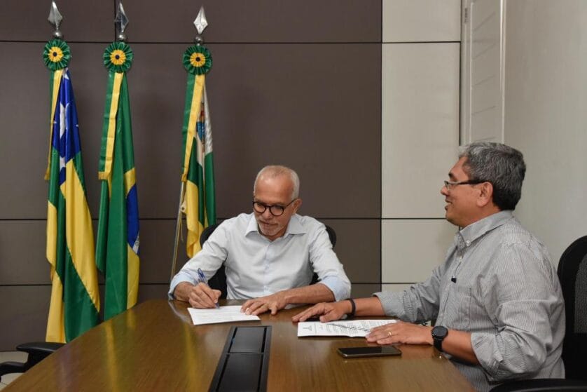 Prefeito Edvaldo Nogueira e o Secretário de Finanças do Municipal Jeferson Passos assinam decreto 7921 que isenta a taxa de abertura de empresas de baixo risco em Aracaju